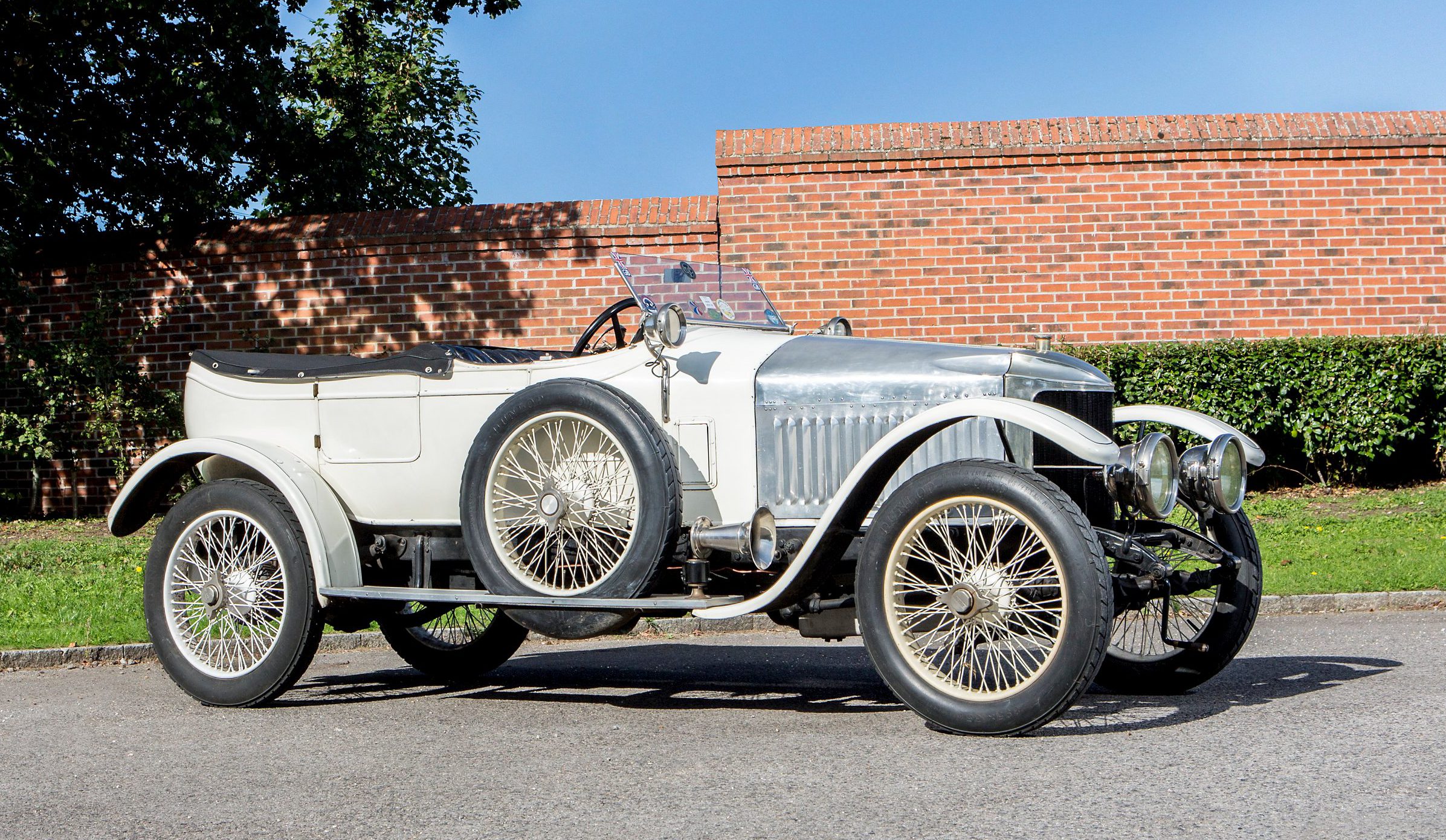 Редкий мотор, который считается первым в мире спортивным автомобилем, был способен развивать максимальную скорость более 80 миль в час, когда он покинул завод в 1914 году