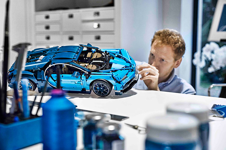 Оставаясь верной наследию Bugatti, модель отличается классической двухцветной синей цветовой гаммой, отражающей фирменный цвет бренда, и набором идентифицируемых наклеек для дополнительной детализации и аутентичности сборки